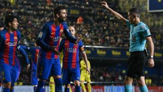 بيكيه يثير الإسبان حول المساعدات التحكيمية لريال مدريد