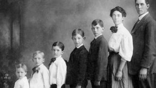 لماذا غابت الابتسامة في الصور القديمة؟