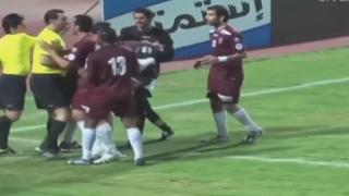 قضاة الملاعب.. يتعرضون للمطاردة ويتلقون اللكمات