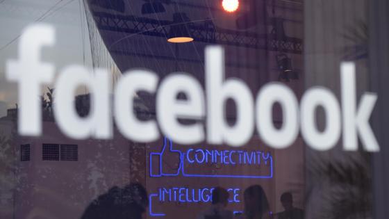 Facebook on October 3, 2016 launched a new online "Marketplace" allowing members of the huge social network to buy and sell with each other. The new feature puts Facebook squarely in competition with local online selling platforms led by Craigslist. / AFP PHOTO / TOBIAS SCHWARZ