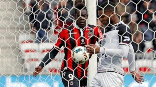 “سوبر ماريو” يرد على العنصريين.. ويقود نيس إلى الصدارة