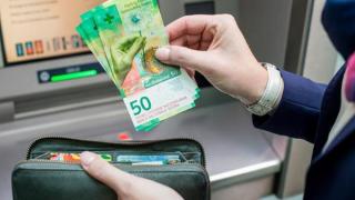 الفرنك السويسري يسجل أكبر زيادة يومية في عامين ونصف