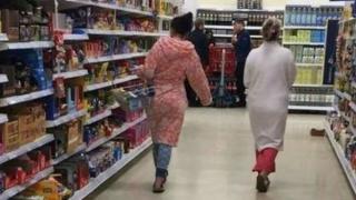 “البيجامة” تشعل جدلاً واسعاً ببريطانيا.. وهذا هو السبب!