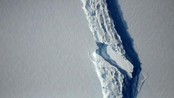 أكبر جبل جليد وزنه تريليون طن يتزحزح من مكانه!