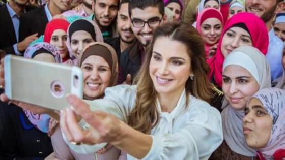 سيلفي الملكة رانيا مع طلبة دبلوم إعداد وتأهيل المعلمين