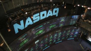 “أمازون” تقود مؤشر “ناسداك” إلى مستوى إغلاق قياسي