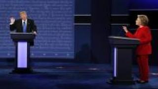 كلينتون تضع ترامب في موقف الدفاع خلال مناظرة حامية