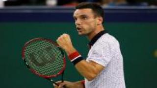 الاسباني روبرتو باوتيستا يحتفل بفوزه على الصربي نوفاك ديوكوفيتش في بطولة شنغهاي للتنس للأساتذة يوم السبت. تصوير: آلي سونج - رويترز