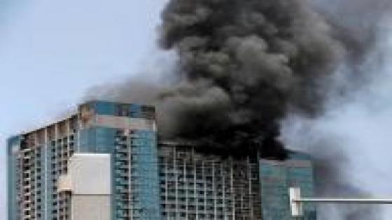 اندلاع حريق في برج تحت الإنشاء في أبوظبي وإصابة 13