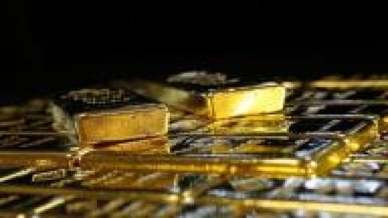الذهب يرتفع مع تراجع الدولار لكن المكاسب محدودة